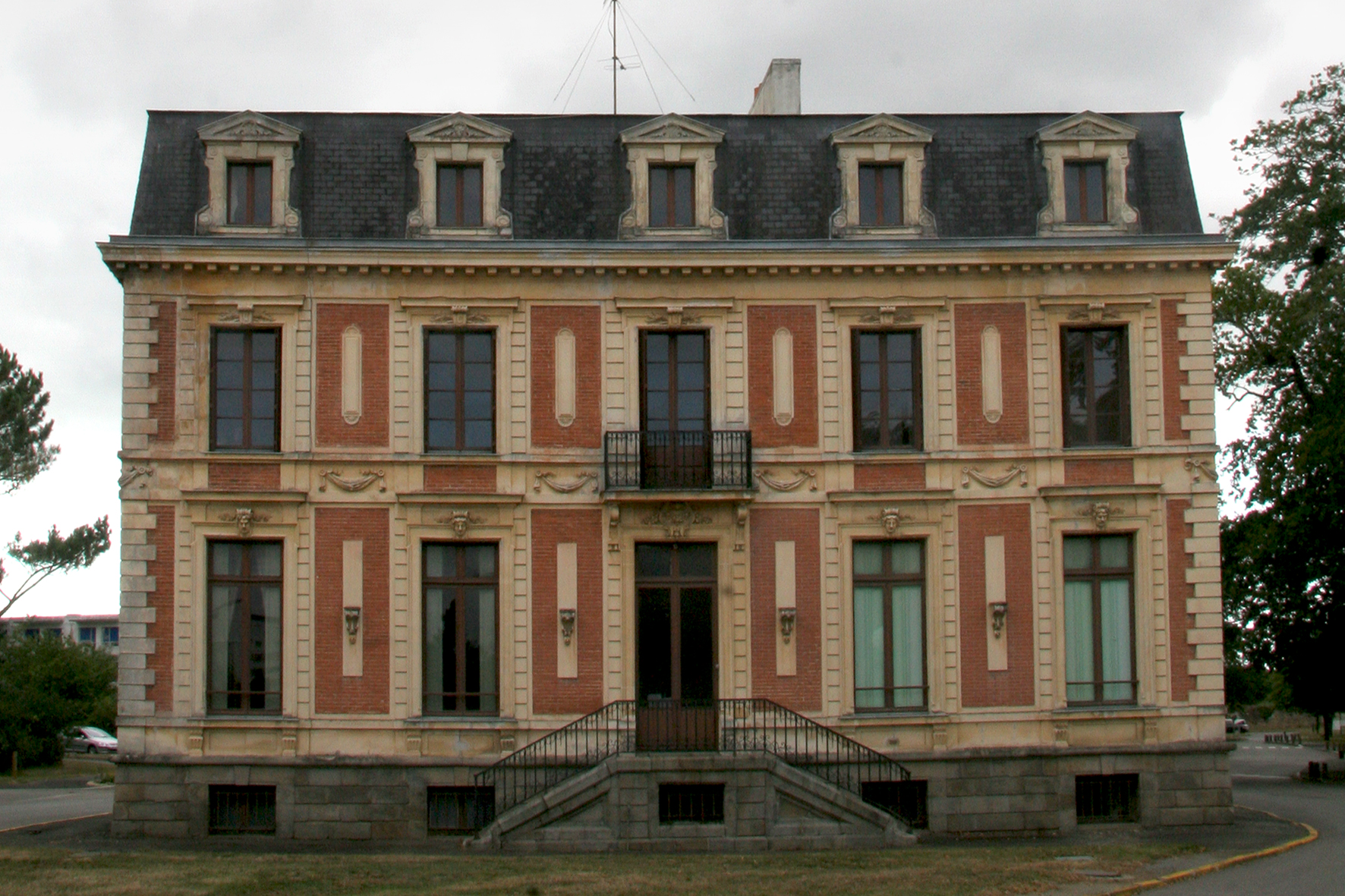 Façade du château d'Heinlex