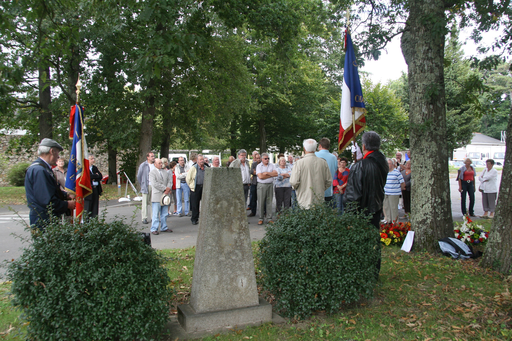 Un public important <p>devant la stèle de Jean</p>© Photo Patrice Morel - 20110903-6831.
