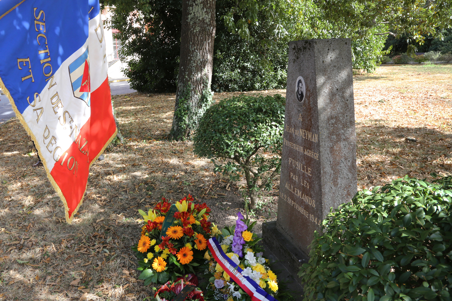 Minute de silence <p>devant la stèle de Jean.</p>© Photo Patrice Morel - 2013-0490.