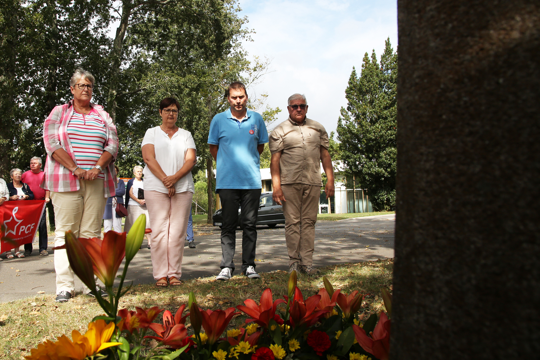 <p>en recueillement après le dépôt des gerbes.</p>© Photo Patrice Morel - 20190831-2808.