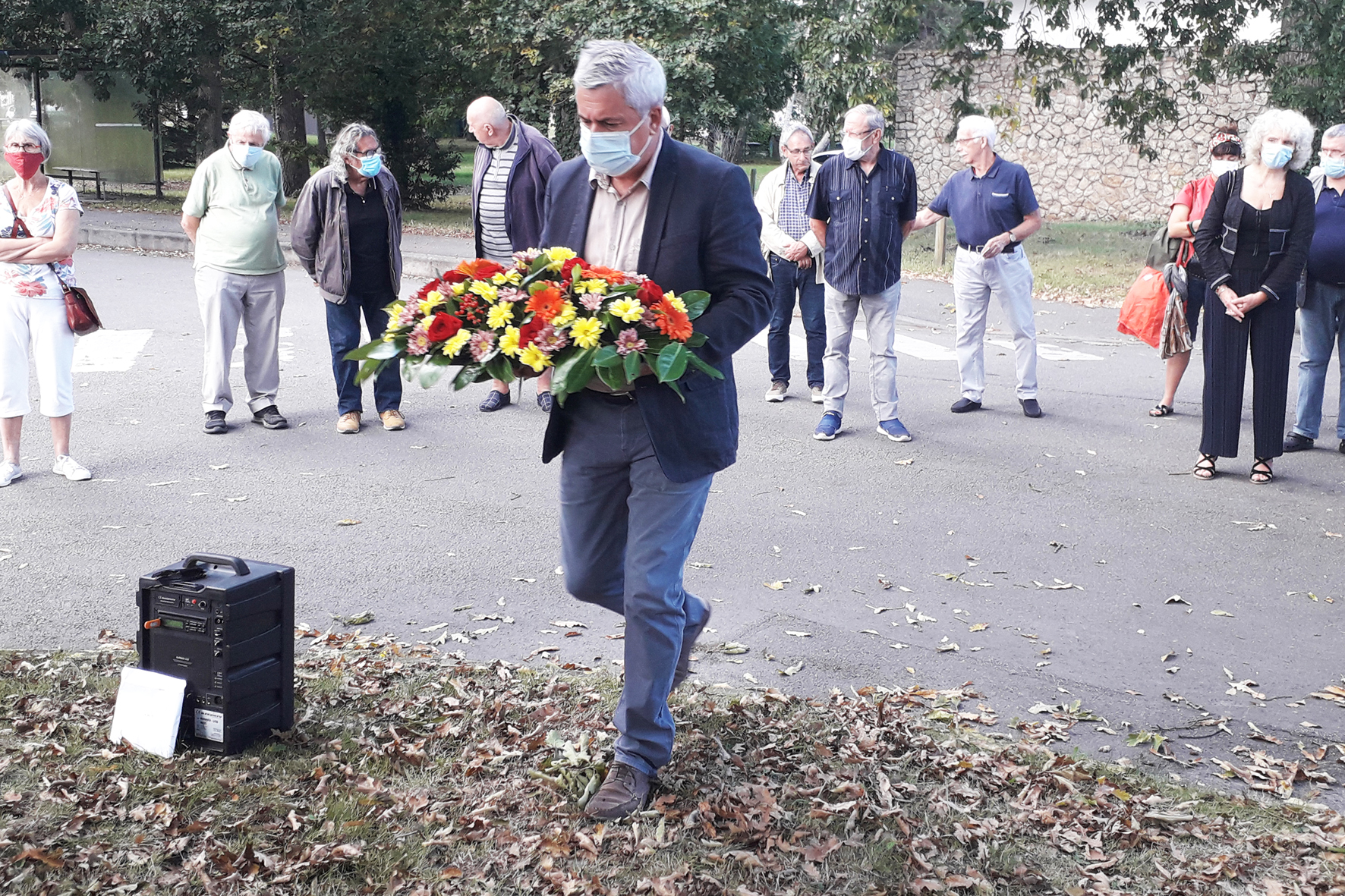 <p>au nom du <a href="https://resistance-44.fr/" class="spip_out" rel="external">Comité Départemental du Souvenir des Fusillés de Châteaubriant et Nantes et de la Résistance en Loire-Inférieure</a><span class="escal-note" href="#">*<span class="escal-tip triangle">Résistance 44 est le site du Comité Départemental du Souvenir des Fusillés de Châteaubriant et Nantes et de la Résistance en Loire-Inférieure</span></span>.</p>© Photo Ghislaine Leloup - 20200905-162304.