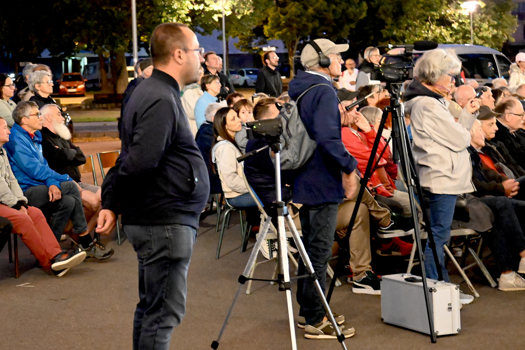 Parmis l'équipe <p>5 caméramans présents pour le tournage du film de l'évocation en témoignage.</p>© Photo Guy Hervy, 20240905-1349.