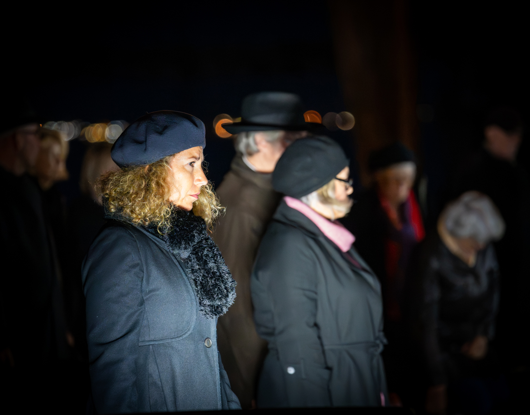 Les comédiennes sont venus du fond de la scène. <p>Ils sont habillés de sombre !</p>© Photo Patrick Donval, 20240906-2160.