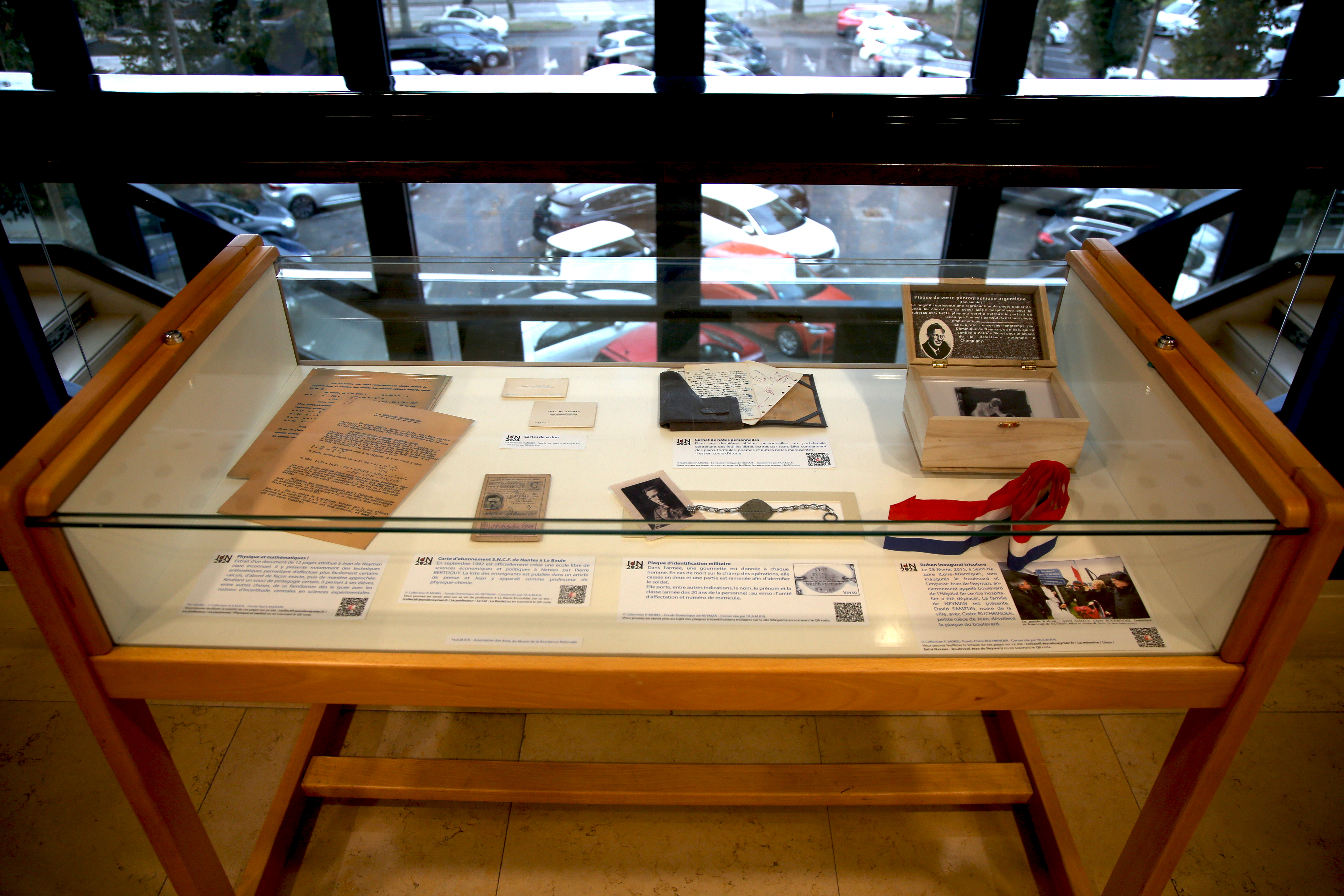 Exposition 2024 - Vitrine 2 avec les objets ayant appartenu à Jean.