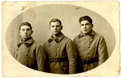 <p>À gauche : Joseph Gergaud au service militaire à Châlon-sur-Marne (Marne).</p>© Fonds Martine Gergaud - Collection [P.M.->33] - 004