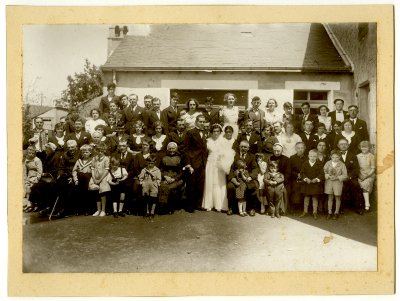 <p>De droite à gauche - Parents de Rosalie (7e et 10e avec les 3 enfants) - 2e rang : Joseph Gergaud (4e) et Rosalie (5e)</p>© Fonds Martine Gergaud - Collection [P.M.->33] - 015