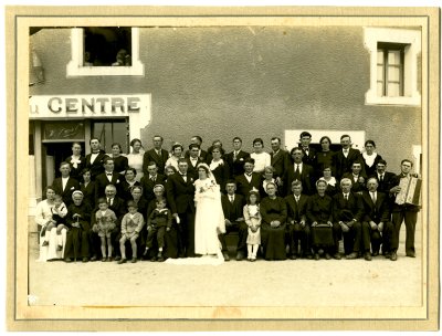 <p>De gauche à droite :<br class='autobr' />
1er rang : Rosalie (1ère) - Grand-mère de Rosalie (2e) - Parents de Rosalie (3e et 4e)<br class='autobr' />
Dernier rang : Joseph Gergaud (2e)</p>© Fonds Martine Gergaud - Collection [P.M.->33] - 014