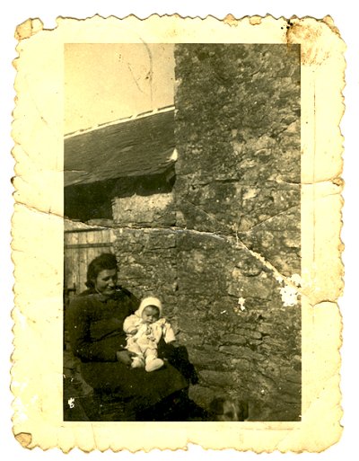 <p>Rosalie Gergaud avec Michel son fils.</p>© Fonds Martine Gergaud - Collection [P.M.->33] - 029