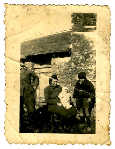 <p>Joseph et Rosalie Gergaud avec Marcel et Michel (le bébé), leurs fils.</p>© Fonds Martine Gergaud - Collection [P.M.->33] - 028