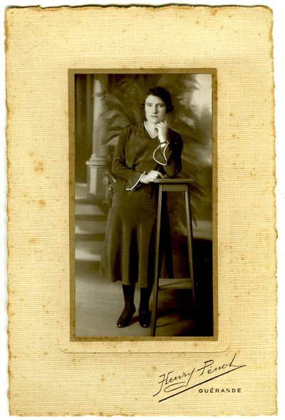 <p>Rosalie Gergaud (née Guibert) dans les années 1930. Production Henry Pénot à Guérande</p>© Fonds Martine Gergaud - Collection [P.M.->33] - 005