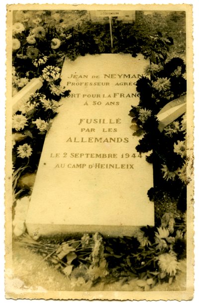 <p>Tombe de Jean de Neyman parée de couronnes. Même pierre que celle actuelle au cimetière de Toutes-Aides à St.-Nazaire, mais il n'y a pas le médaillon avec son portrait. Date et lieu (certainement Toutes-Aides ! ) inconnus.</p>© Fonds Martine Gergaud - Collection [P.M.->33] - 013