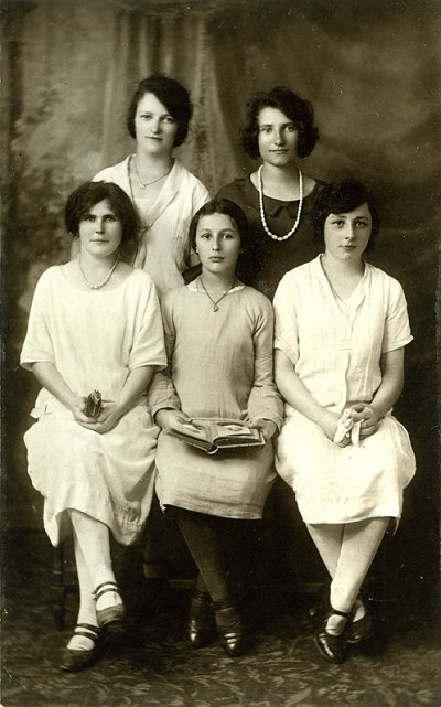 <p>Rosalie Gergaud en haut à droite - places inconnues : Marie-Josephe, Jeanne et 2 autres</p>© Fonds Martine Gergaud - Collection [P.M.->33] - 002