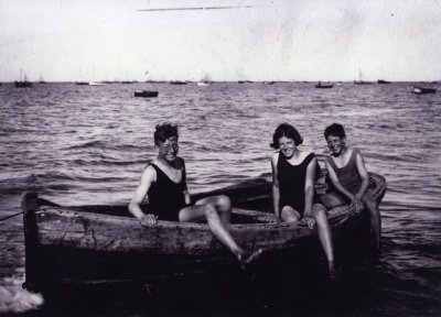 Jean, Marie et André <p>Les frères et sœur.</p>© Fonds Dominique de Neyman - Collection <acronym title="Patrice Morel">P.M.</acronym>