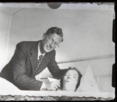 Plaque photographique en verre <p>Jean au chevet de sa sœur Marie de Neyman</p>© Fonds Dominique de Neyman - Collection <acronym title="Patrice Morel">P.M.</acronym> (conservée au Musée de la Résistance nationale à Champigny.