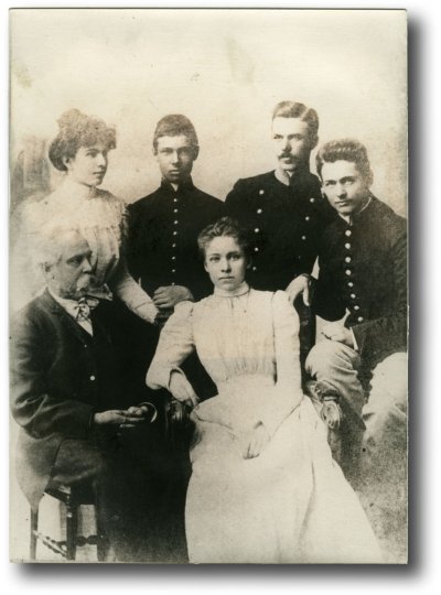 Famille de Neyman (1900) <p>Premier rang : Titus (le père), Ida ou Wanda ?<br class='autobr' />
Second rang : Ida ou Wanda ?, Constantin, Casimir, Stanislas</p>© Fonds Dominique de Neyman - Collection <acronym title="Patrice Morel">P.M.</acronym>