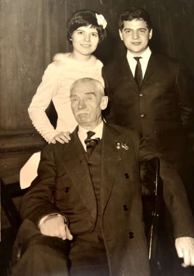Jour de mariage <p>Constantin de Neyman entouré par Dominique de Neyman et Georges Buchbinder le jour de leur mariage en 1964.<br class='autobr' />
Il porte ses décorations dont l'Ordre de Polonia Restituta.</p>© Fonds Dominique de Neyman - Collection <acronym title="Patrice Morel">P.M.</acronym>